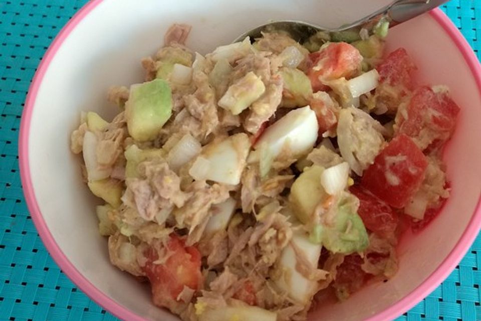 Thunfischsalat mit Ei, Avocado und Tomaten