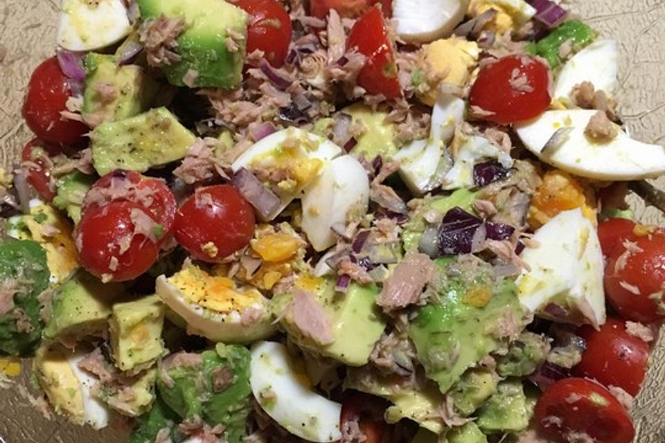 Thunfischsalat mit Ei, Avocado und Tomaten