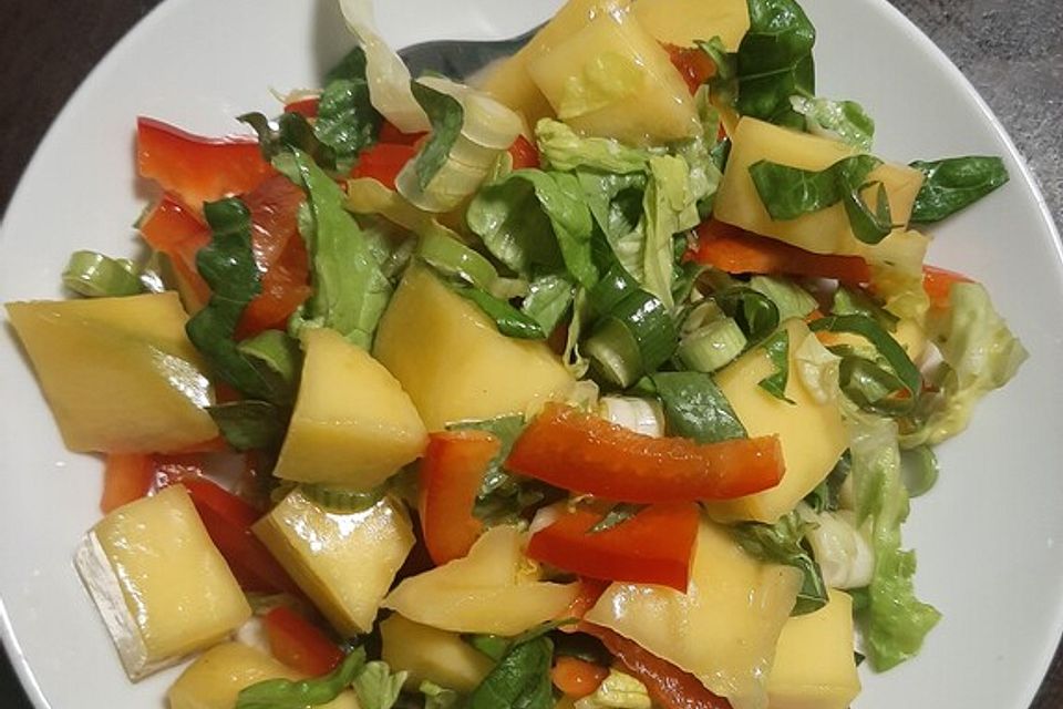 Mangosalat mit Gurke und Paprika