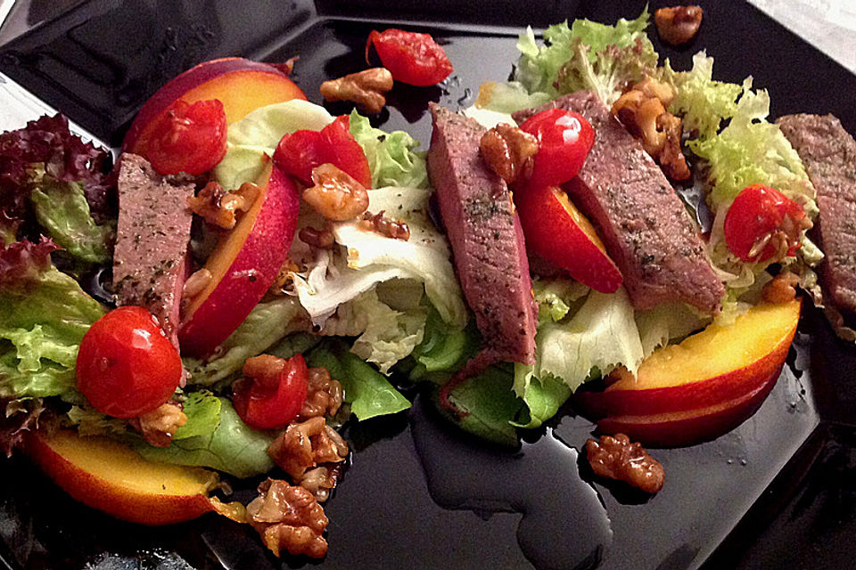 Steaks auf Salat mit Nektarinen