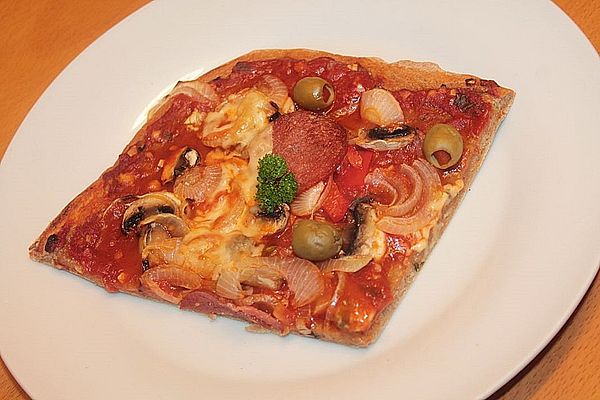 Pizza mit geriebener Kartoffel und herzhaftem Belag von patty89 | Chefkoch