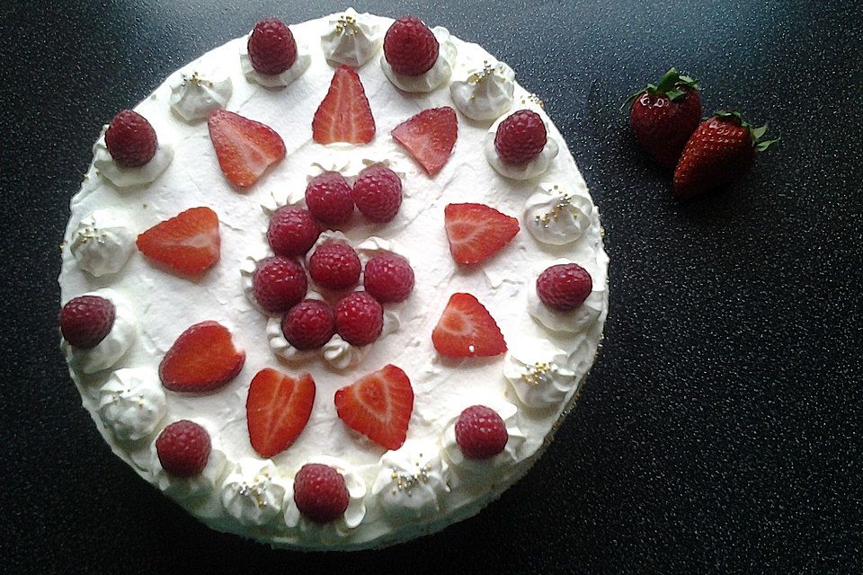 Erdbeertorte mit zarter Joghurtcreme