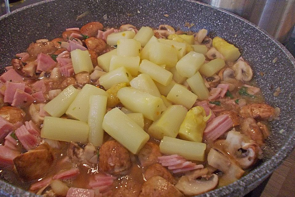 Bandnudeln mit braunen Champignons und Tomaten-Vinaigrette