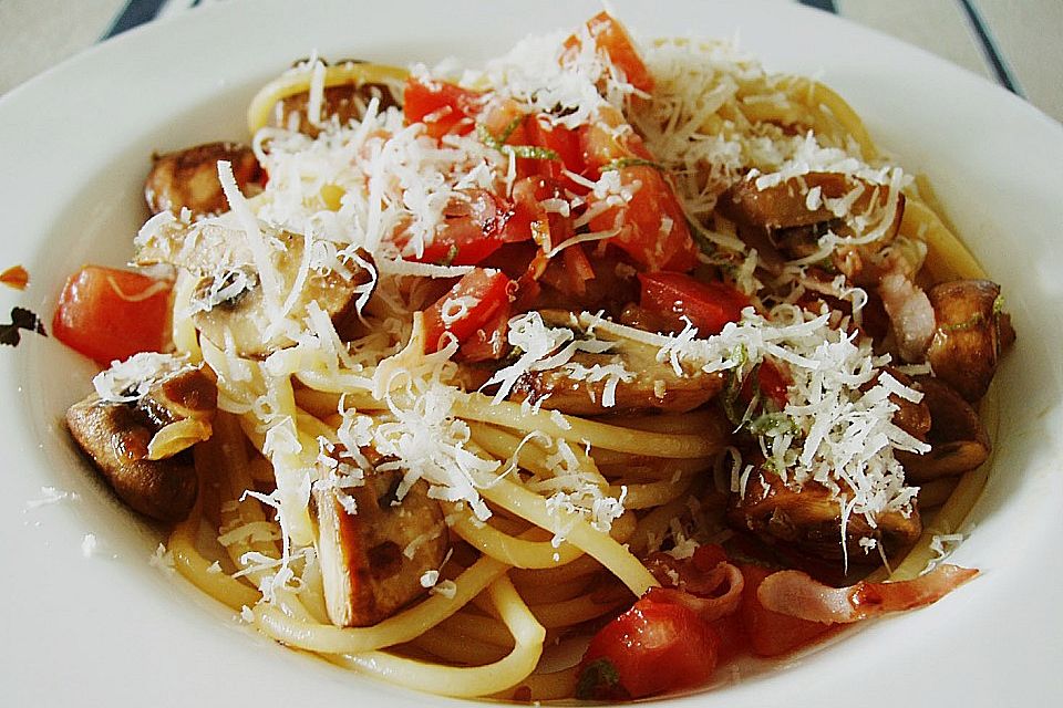 Bandnudeln mit braunen Champignons und Tomaten-Vinaigrette