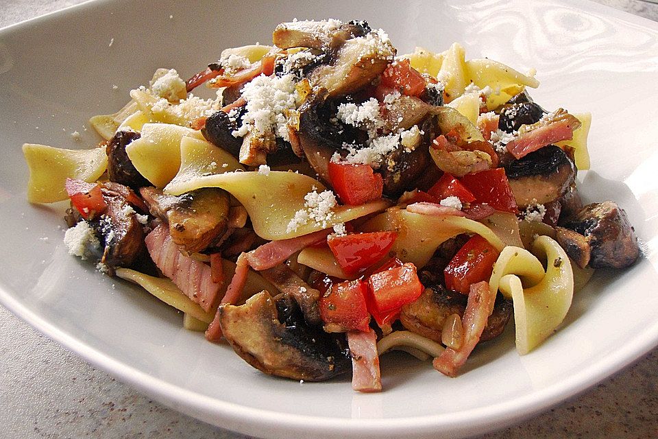 Bandnudeln mit braunen Champignons und Tomaten-Vinaigrette