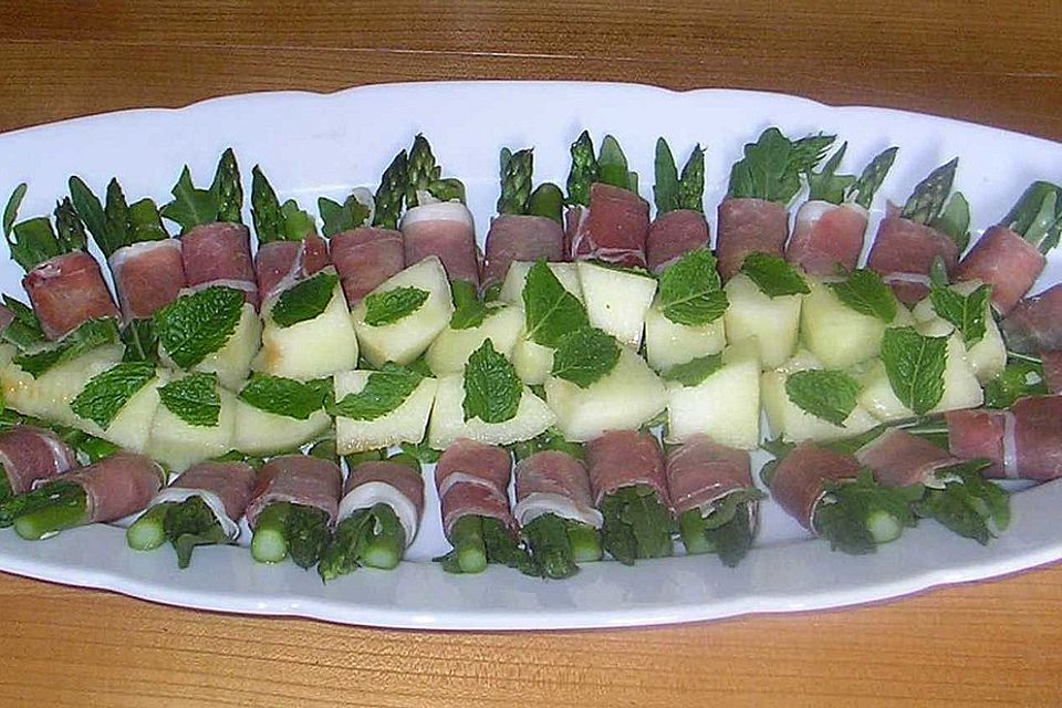 Grüner Spargel in Schinken und Melone mit Minze