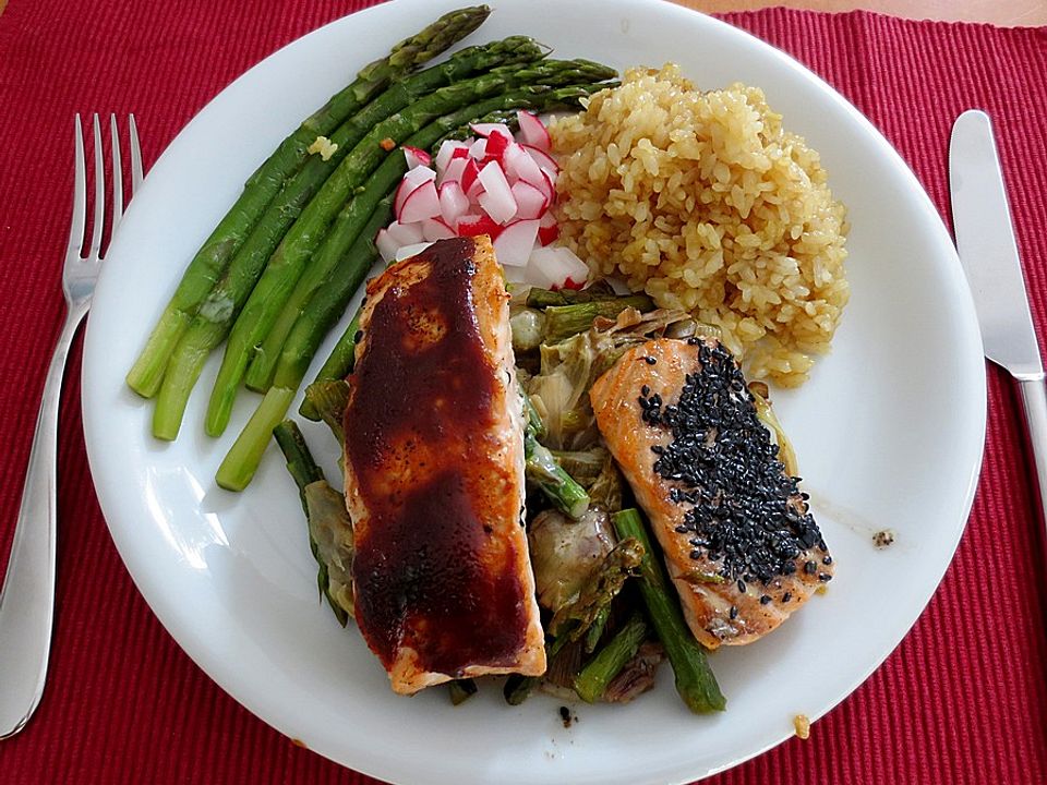 Lachsfilet mit Sesam und Misokruste auf Spargel-Artischocken-Gemüse mit ...
