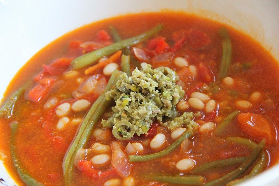 Sommerlicher bunter Bohneneintopf mit Pistazien-Oliven-Tapenade