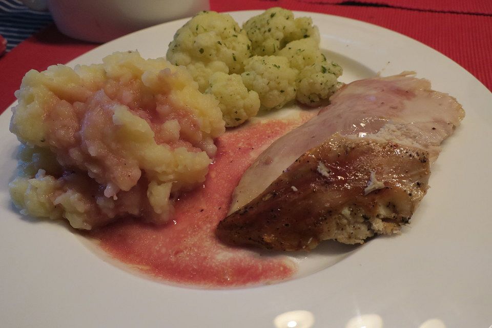 Perlhuhn an Brombeersauce mit Mairübchen-Kartoffelstampf und gerösteten Blumenkohlröschen