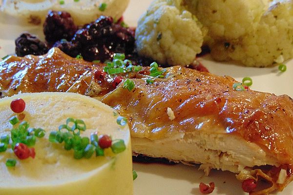 Perlhuhn an Brombeersauce mit Mairübchen-Kartoffelstampf und gerösteten ...