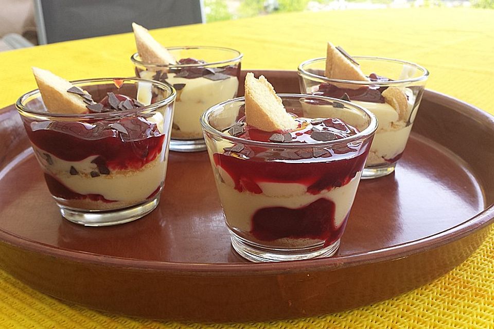 Löffelbiskuitdessert mit Kirschgrütze und Vanillepudding