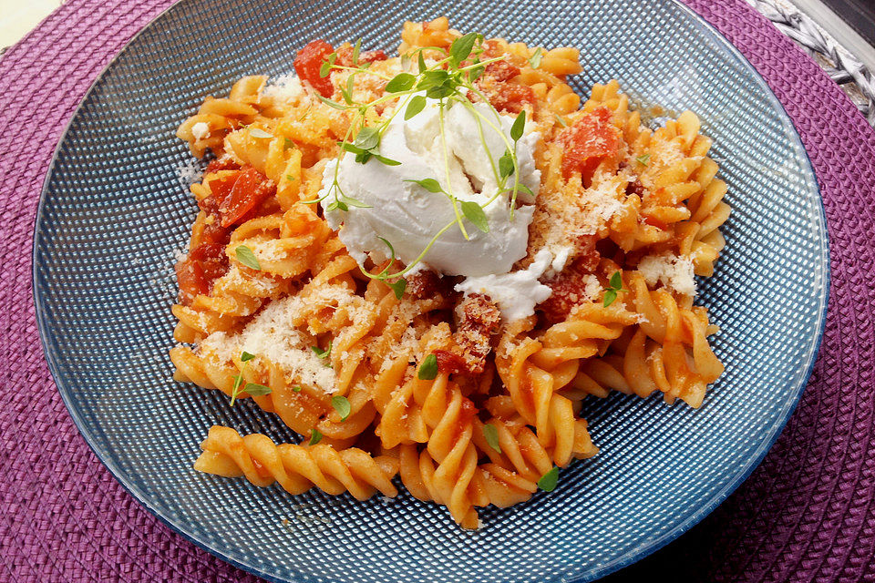 Penne mit getrockneten Tomaten und Ziegenfrischkäse