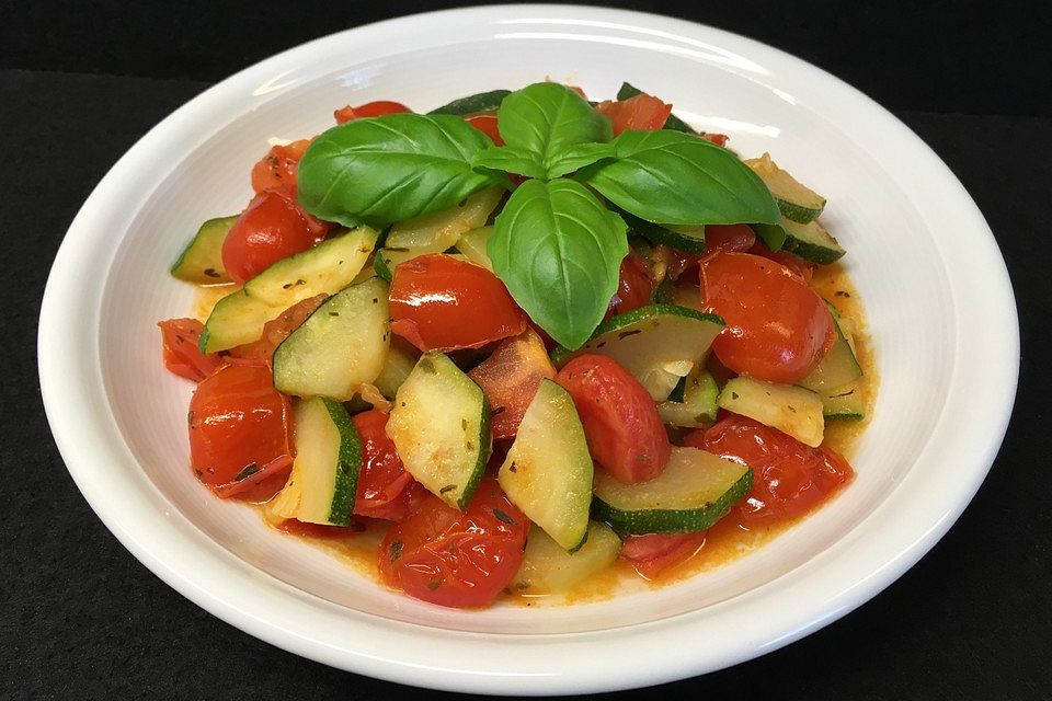 Zucchini mit Tomaten