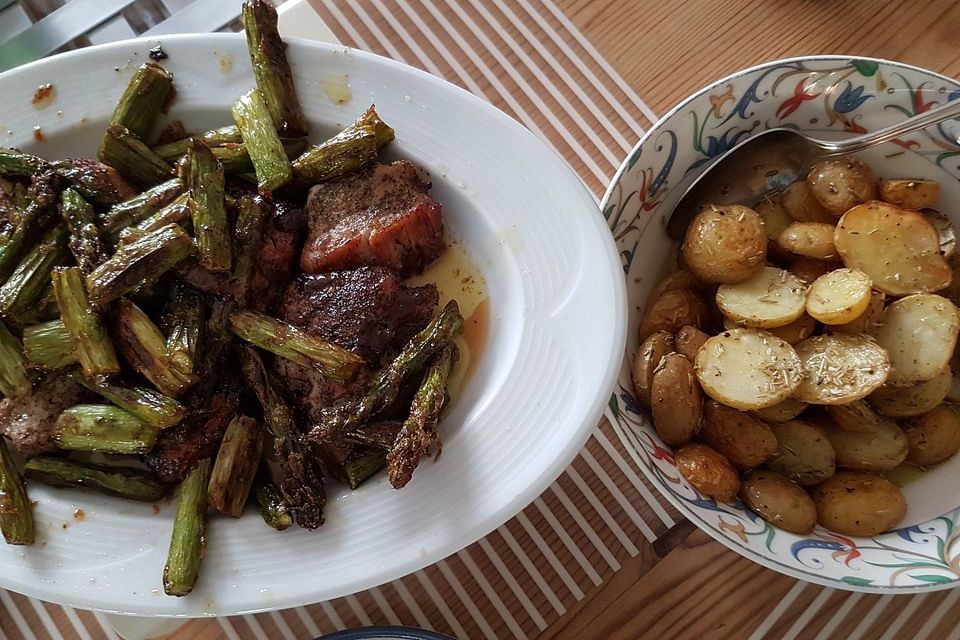 Gebratener grüner Spargel mit Rosmarinkartoffeln