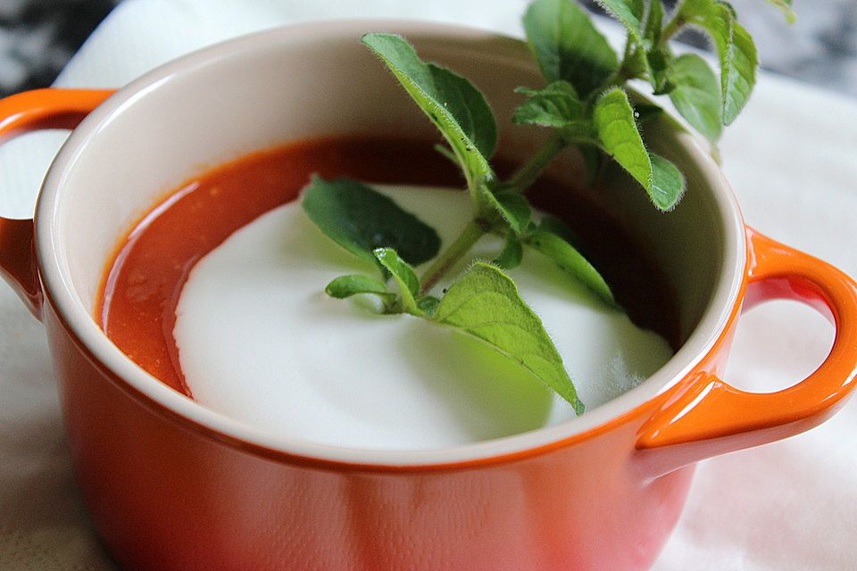 Tomatensuppe mit Amaretto-Sahne