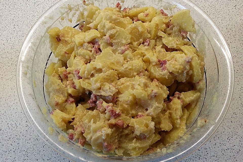 Kartoffelsalat mit Zwiebel-Senf-Katenschinken-Dressing