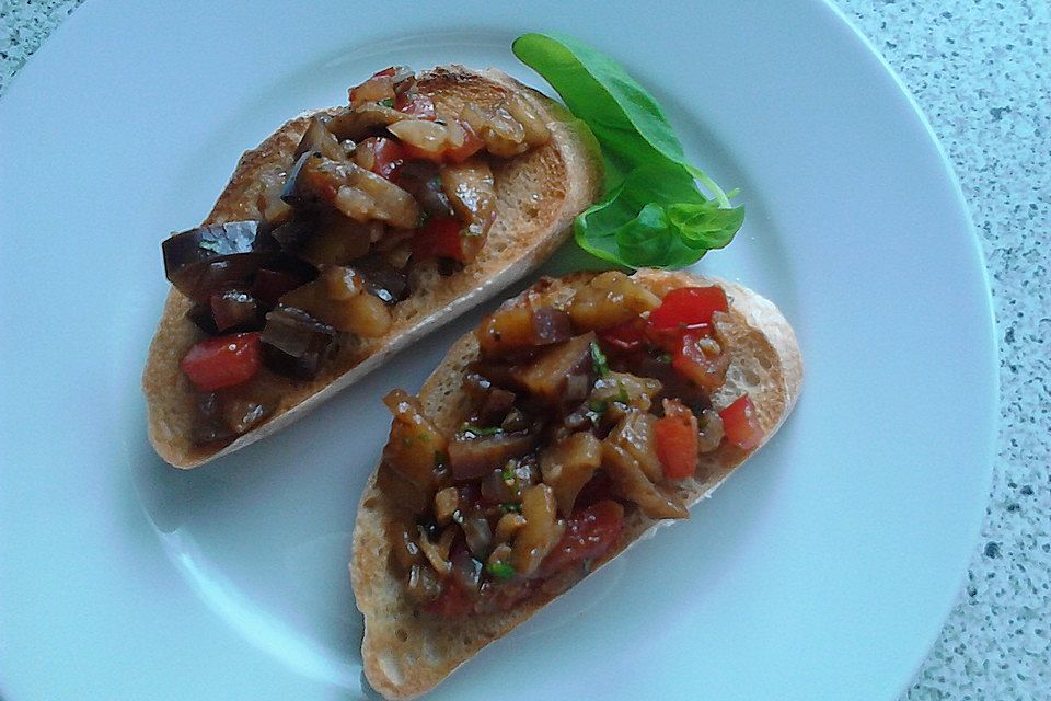 Auberginensalat auf Bruschetta