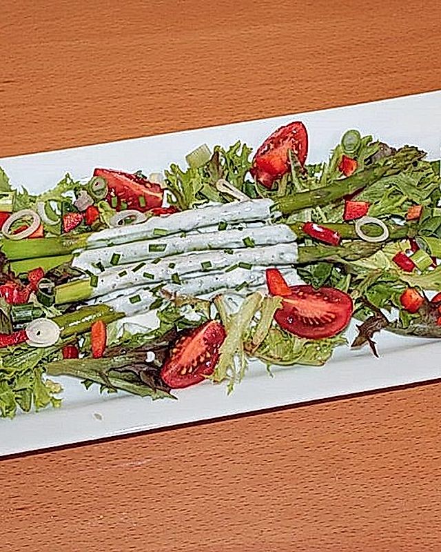 Spargelsalat mit Salatblättern, Tomaten und Joghurt-Kefir-Sauce