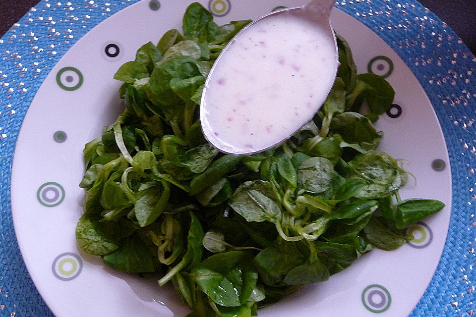 Feldsalat in fruchtigem Pfirsich-Kefir-Dressing