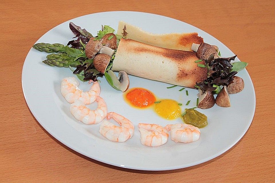 Grüner Spargel mit Salat in knusprigen Waffelröllchen und Garnelen