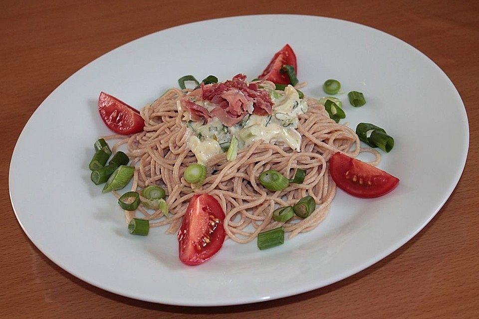 Selbergemachte Vollkorn-Dinkel-Pasta mit Serranoschinken-Frühlingszwiebel-Soße