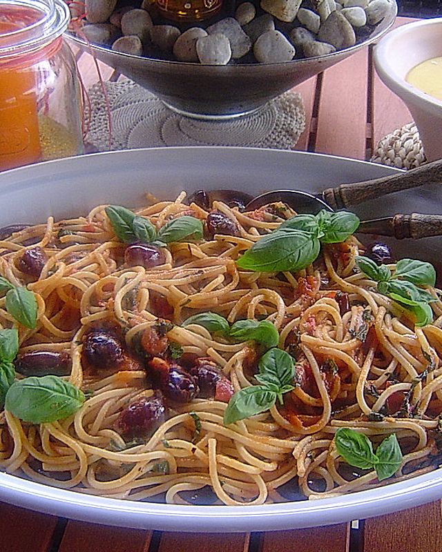 Spaghetti mit Kräuter-Tomaten-Sugo