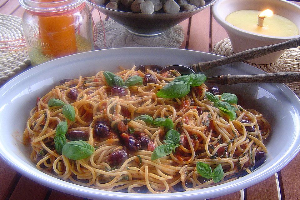 Spaghetti mit Kräuter-Tomaten-Sugo