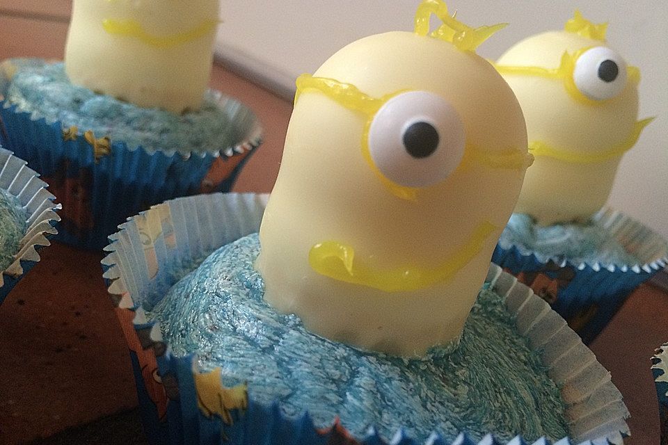 Minioncupakes aus Schokolade mit Erdbeerfrosting