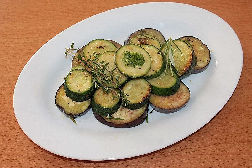 Gebratene Auberginen und Zucchini