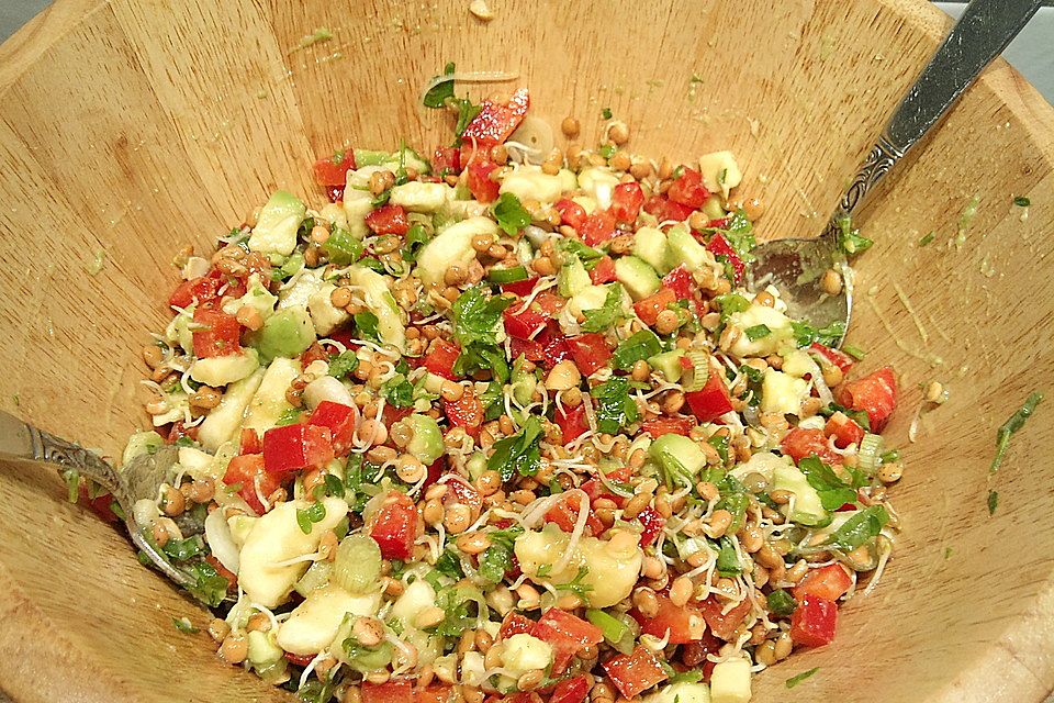 Fruchtiger Linsensprossensalat mit Banane und Paprika