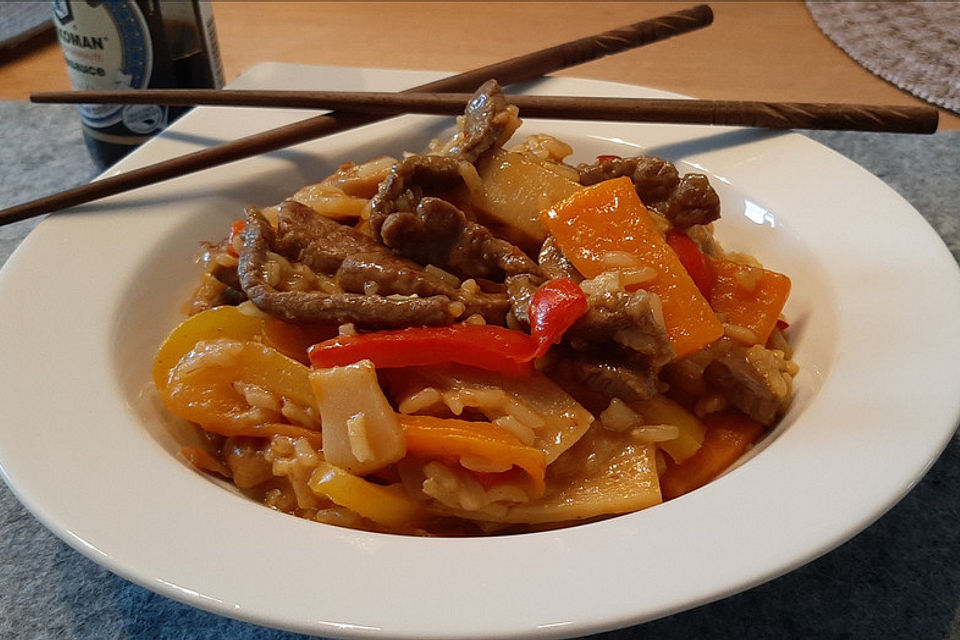 Chinapfanne mit Gemüse und Rinderfilet