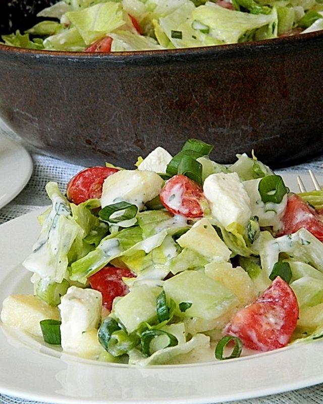 Bunt gemischter Salat mit Hirtenkäse und Apfel