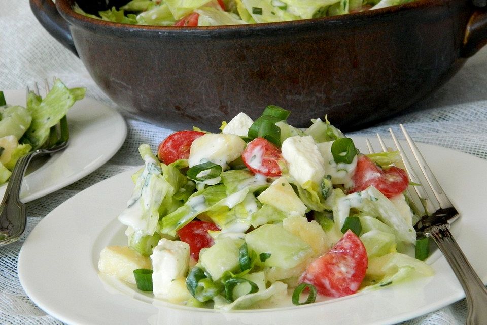 Bunt gemischter Salat mit Hirtenkäse und Apfel