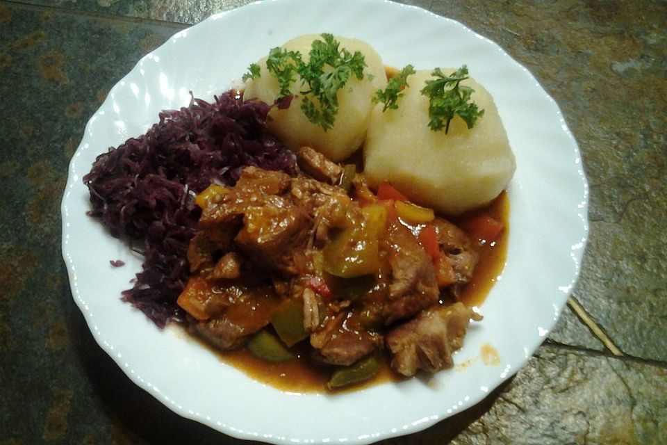 Schweinegulasch mit Paprika und Champignons