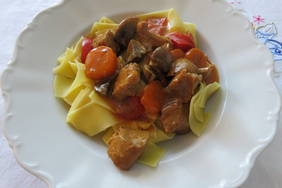 Schweinegulasch mit Paprika und Champignons