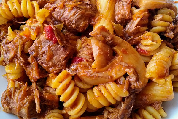 Einfaches Schweinegulasch mit Kartoffeln und Paprika