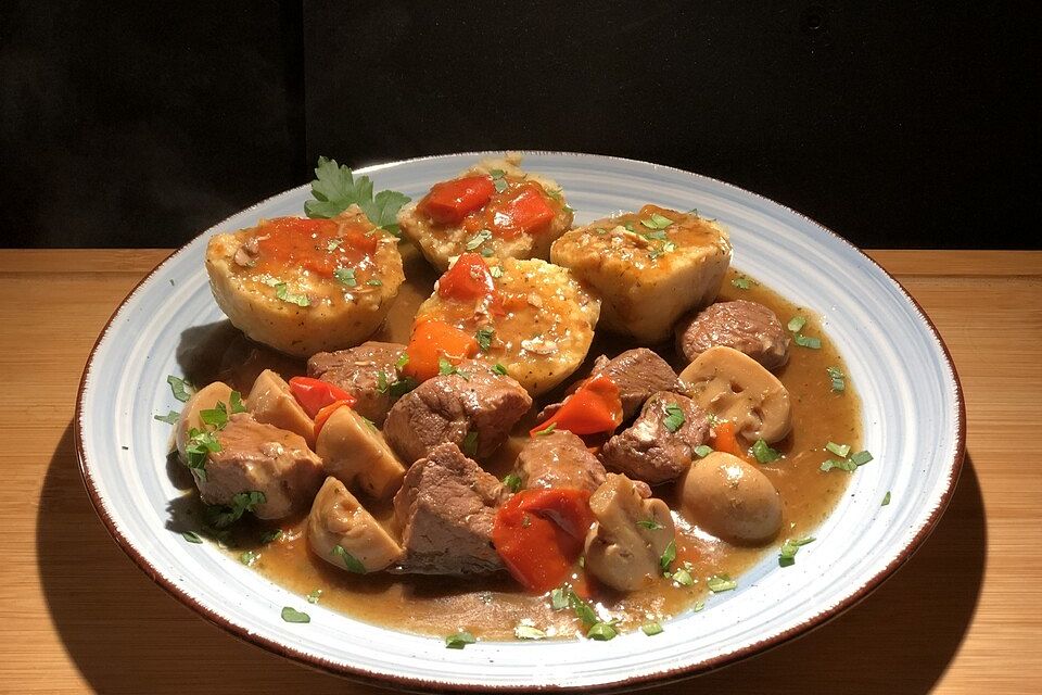 Schweinegulasch mit Paprika und Champignons