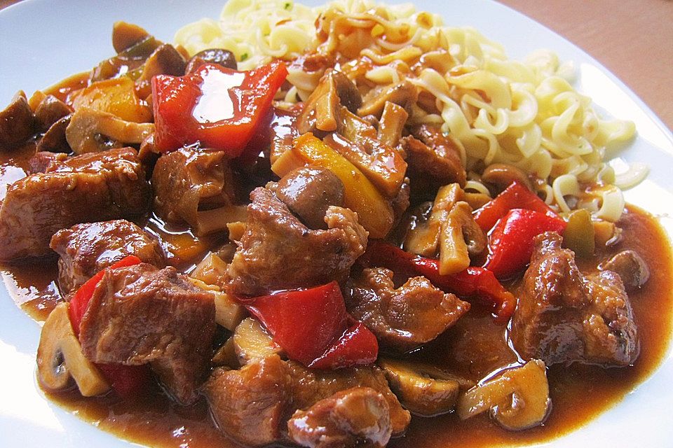 Schweinegulasch mit Paprika und Champignons