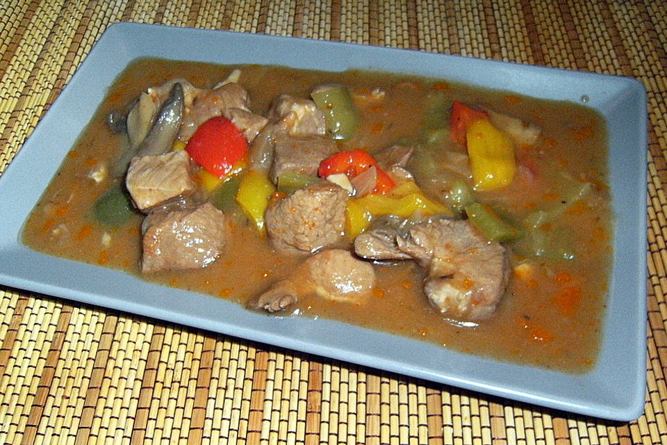 Schweinegulasch mit Paprika und Champignons