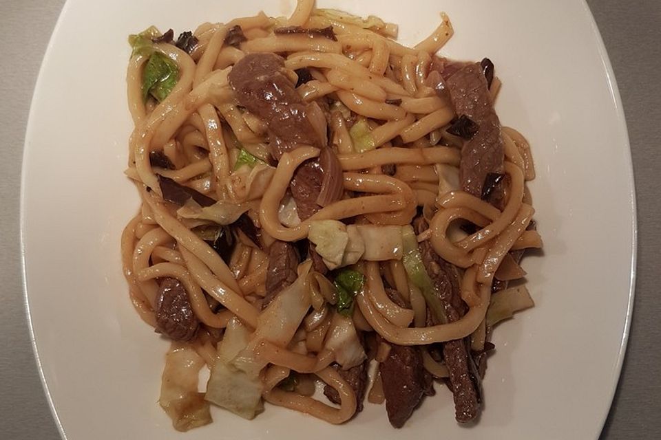 Gebratene Udon-Nudeln mit Rindfleisch