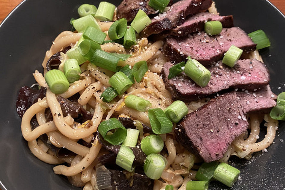 Gebratene Udon-Nudeln mit Rindfleisch