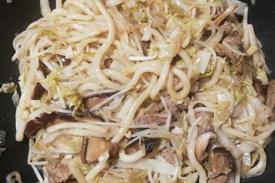 Gebratene Udon-Nudeln mit Rindfleisch