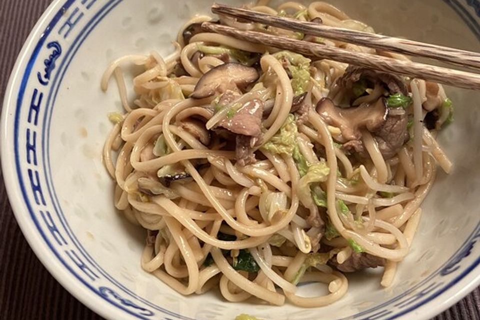 Gebratene Udon-Nudeln mit Rindfleisch