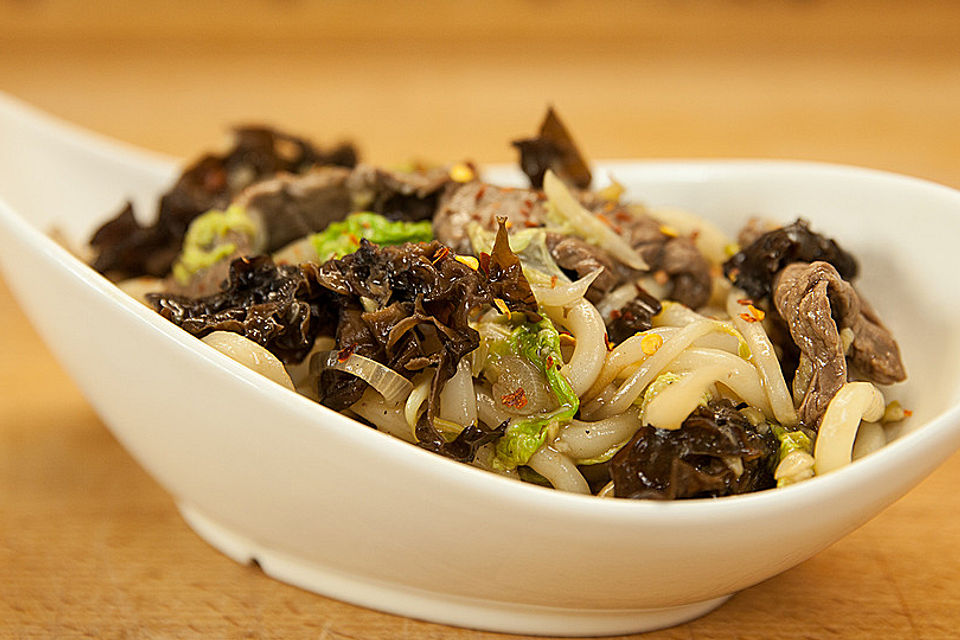 Gebratene Udon-Nudeln mit Rindfleisch