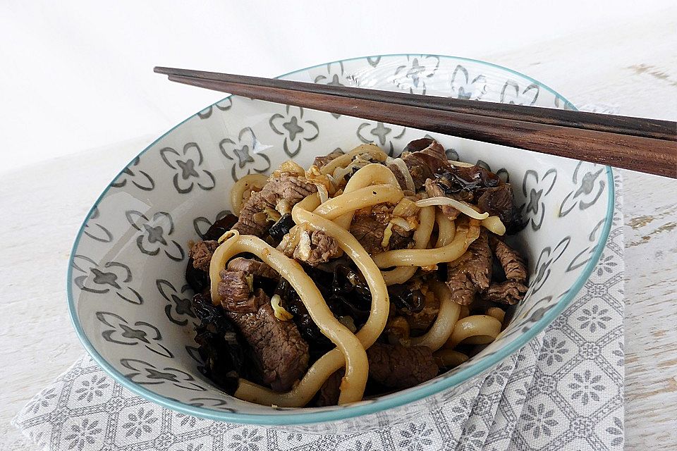 Gebratene Udon-Nudeln mit Rindfleisch