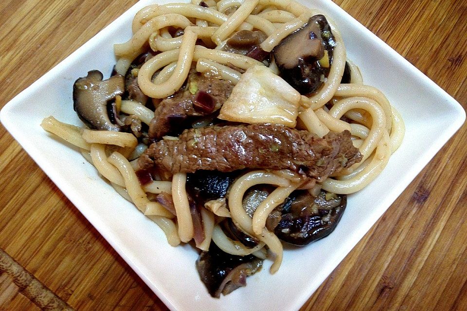 Gebratene Udon-Nudeln mit Rindfleisch