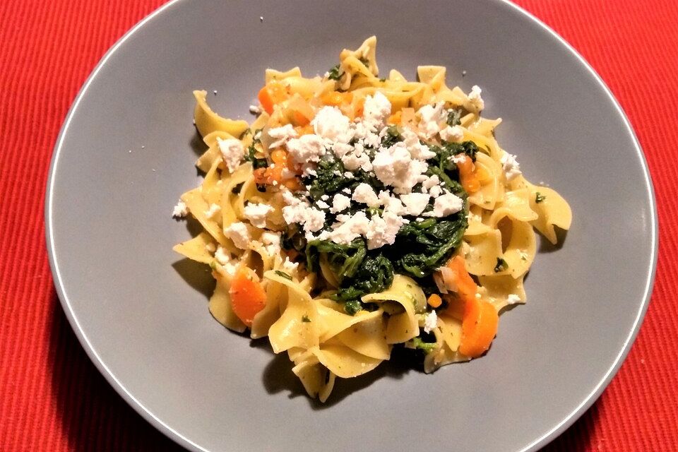 Orientalische Pasta mit Blattspinat und Mandelsoße