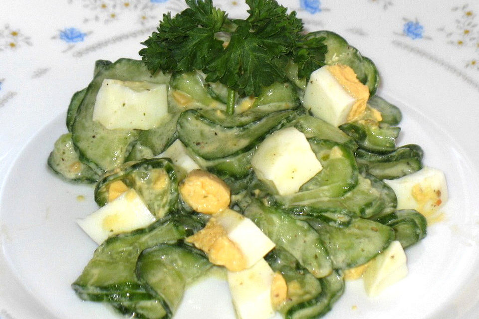 Gurkensalat mit Eiern