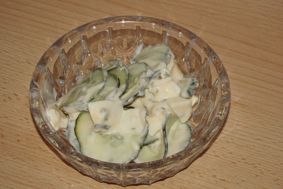 Gurkensalat mit Eiern