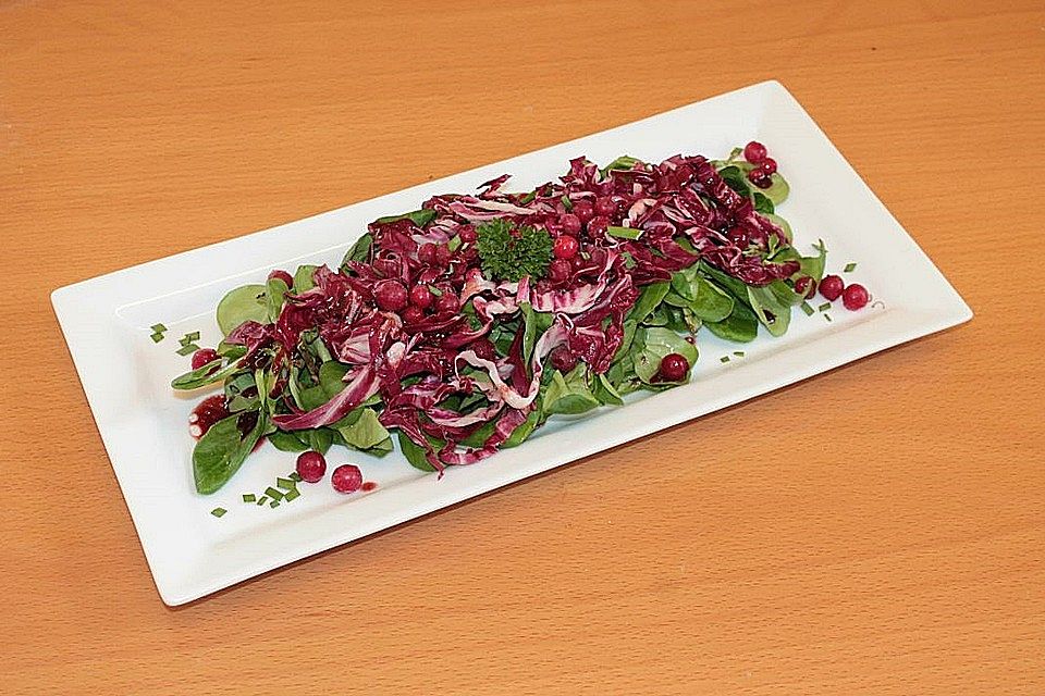 Feldsalat mit Radicchio und fruchtigem Johannisbeerdressing